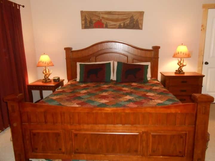 Chumba kikuu cha kulala kina kitanda cha King na kiko kwenye ghorofa ya kwanza kikiwa na bafu la kujitegemea.