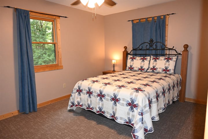 Kitanda cha ukubwa wa malkia katika chumba cha kulala cha tatu