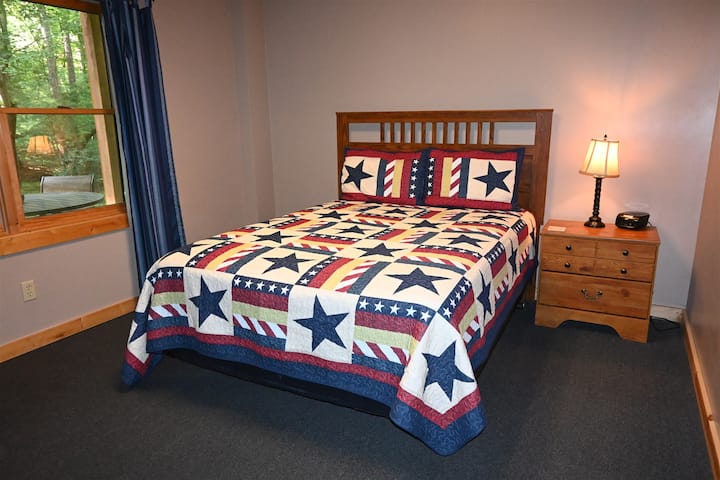 Kitanda cha ukubwa wa malkia katika chumba cha kulala cha nne - Ghorofa ya chini