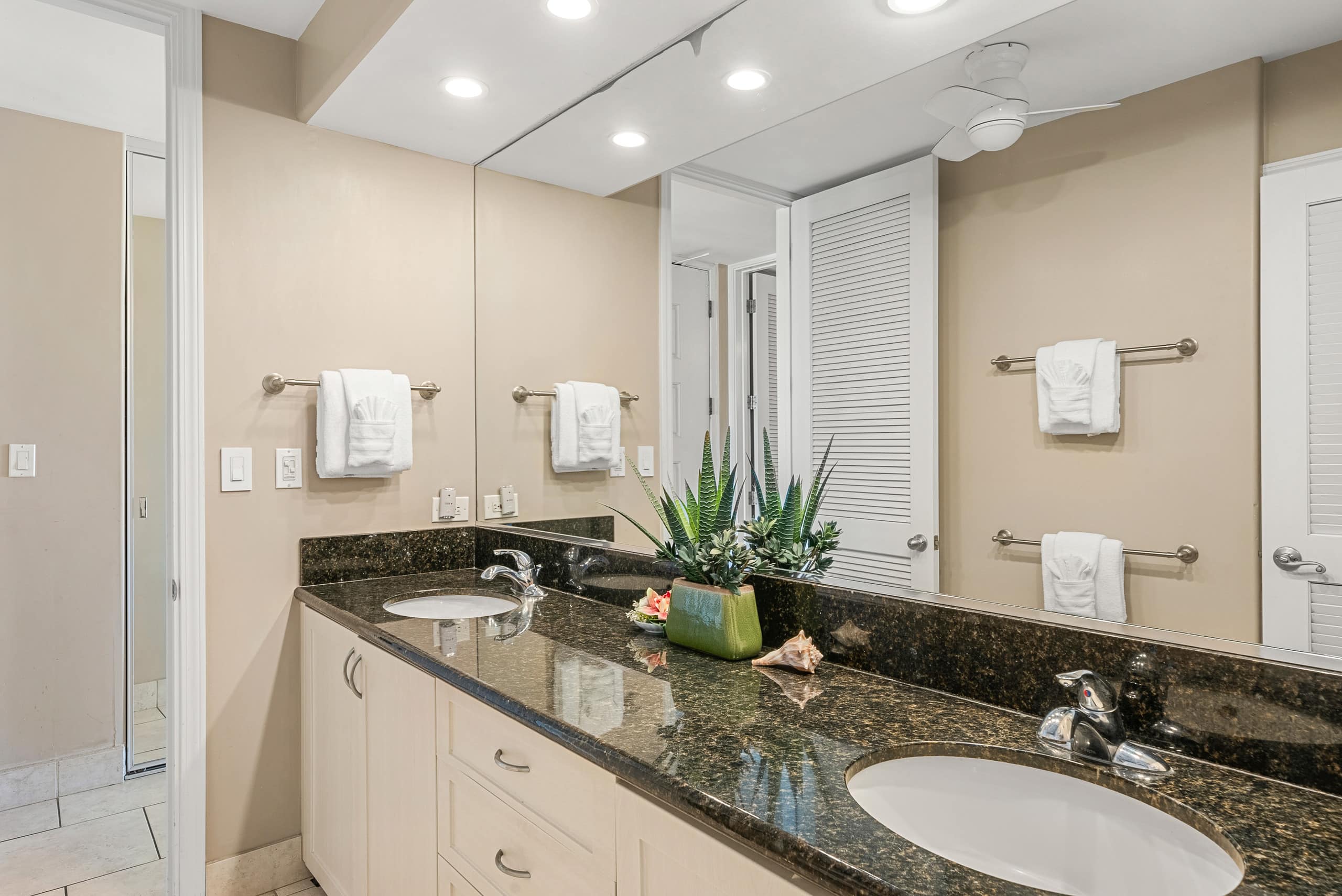 Condo in Lahaina · ★4.84 · 1 bedroom · 2 beds · 1 bath - Image 33