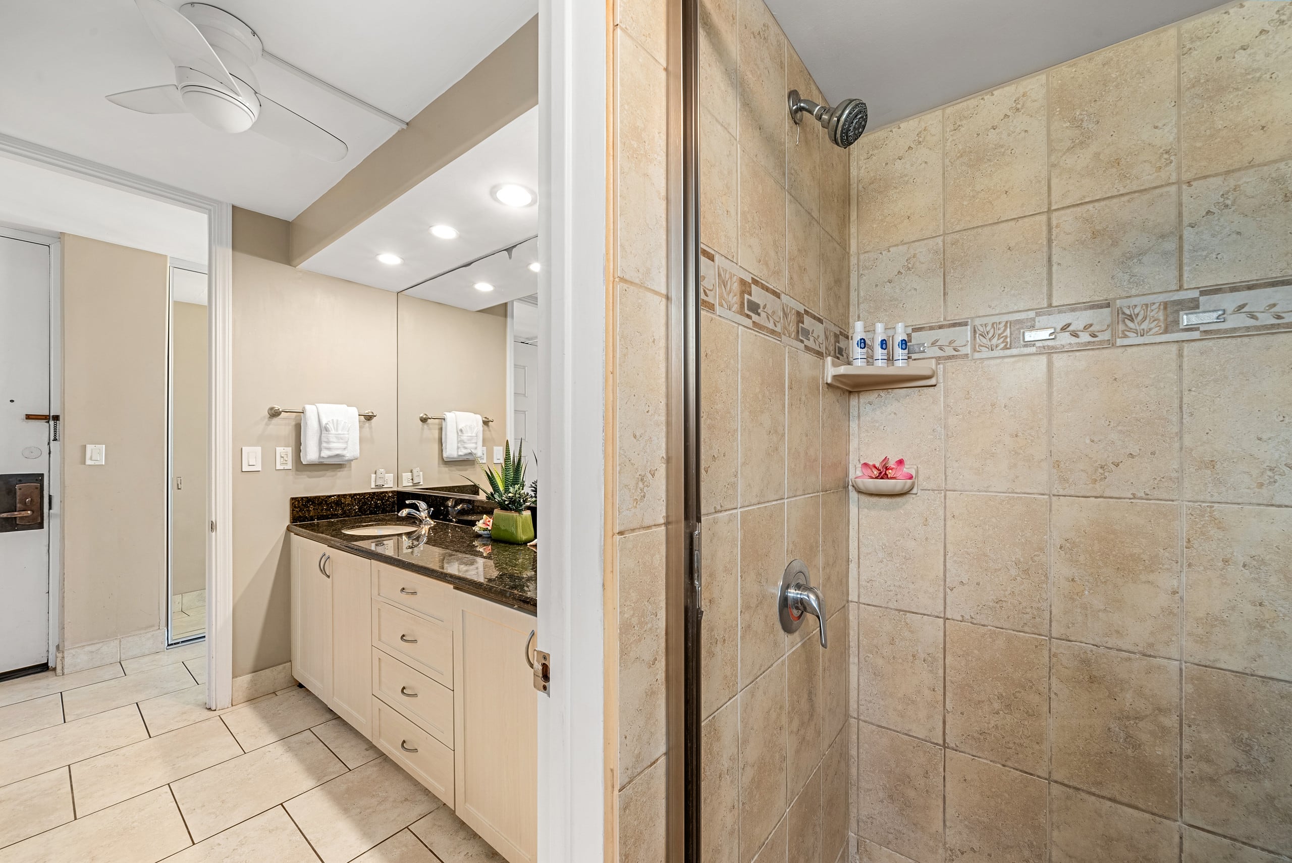 Condo in Lahaina · ★4.84 · 1 bedroom · 2 beds · 1 bath - Image 34