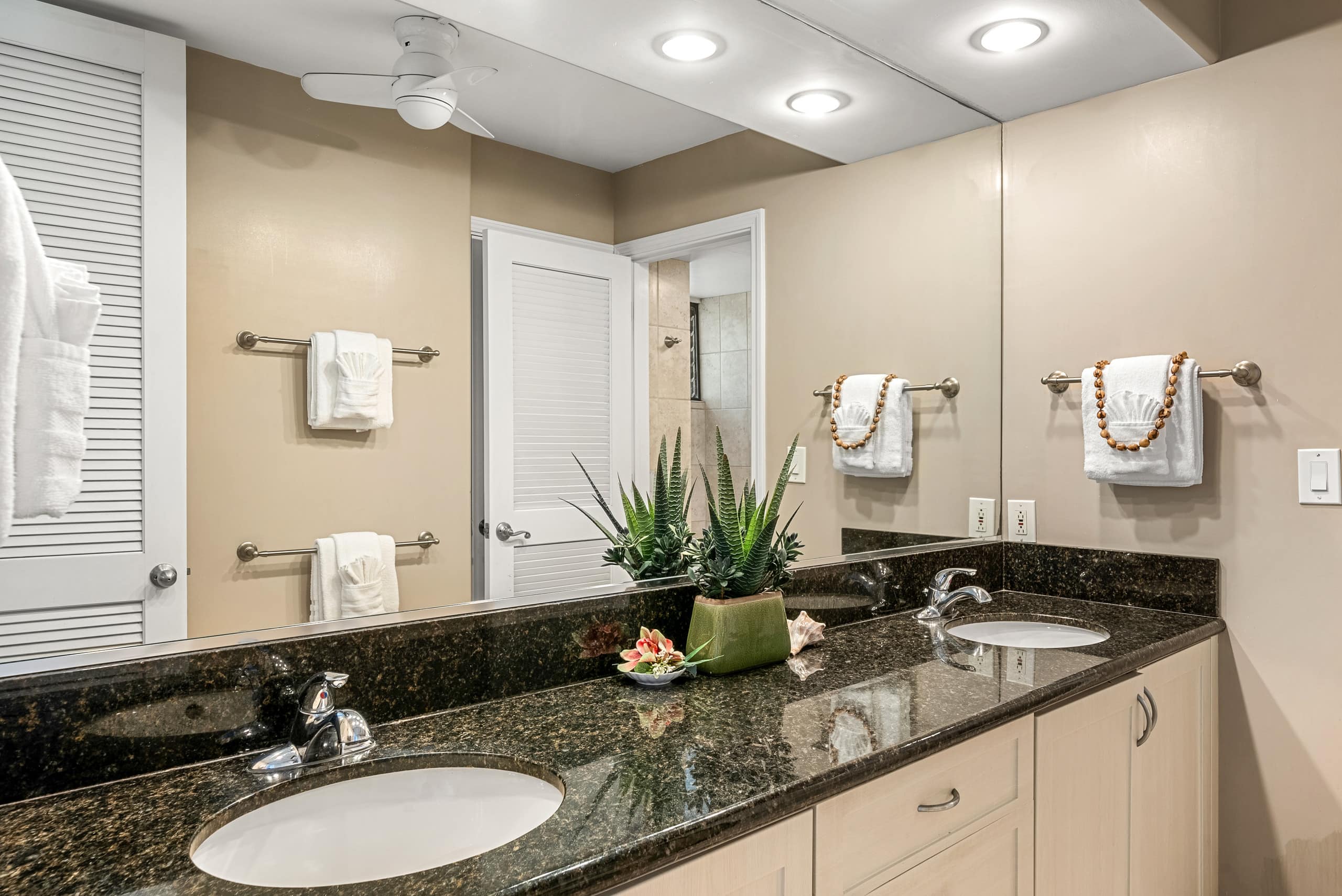 Condo in Lahaina · ★4.84 · 1 bedroom · 2 beds · 1 bath - Image 35
