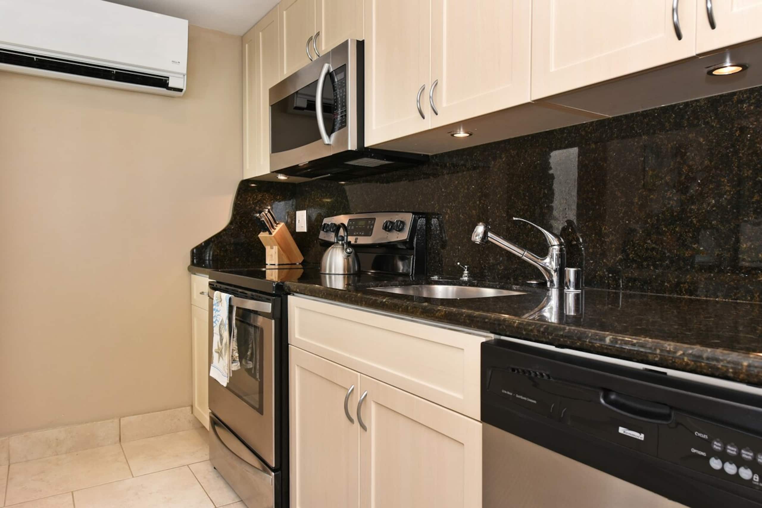 Condo in Lahaina · ★4.84 · 1 bedroom · 2 beds · 1 bath - Image 8