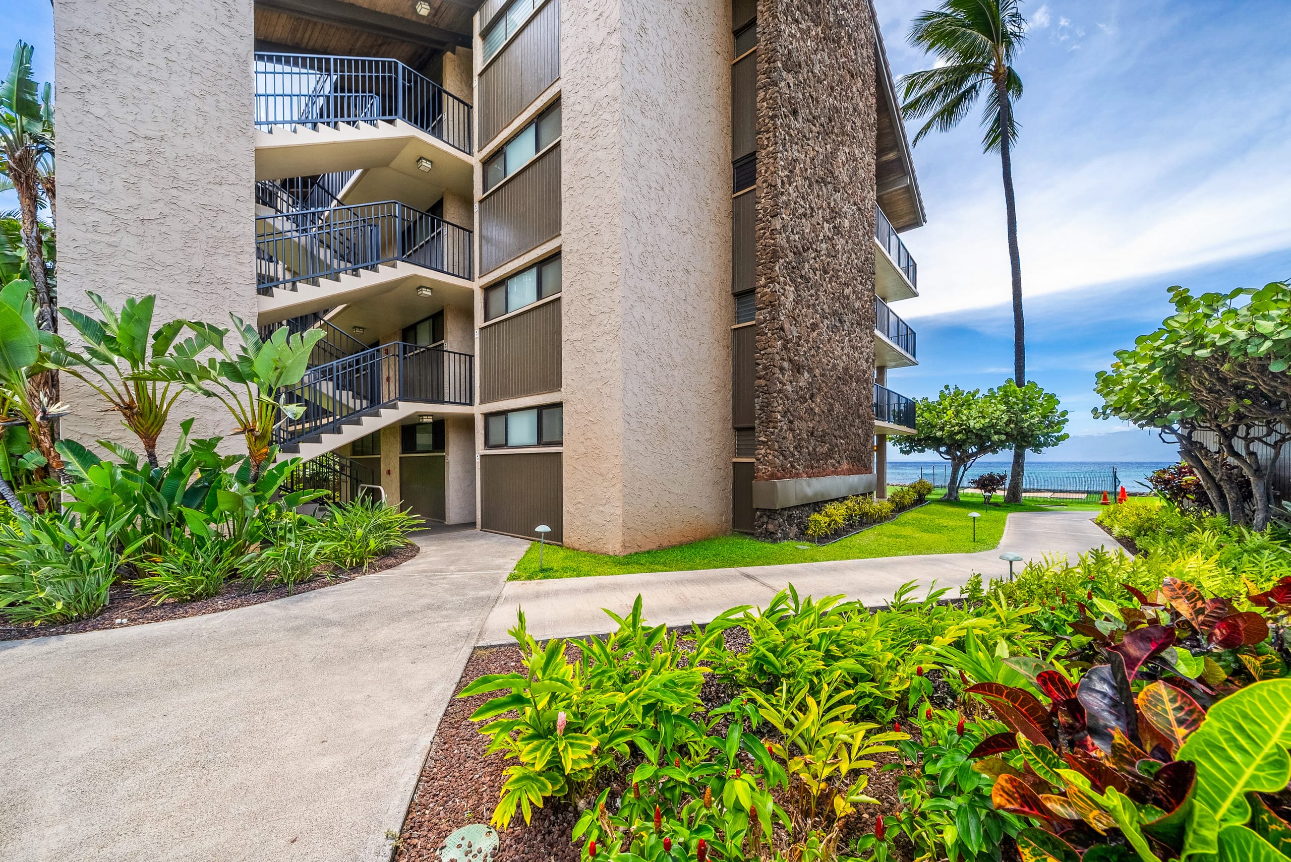 Condo in Lahaina · ★4.84 · 1 bedroom · 2 beds · 1 bath - Image 53