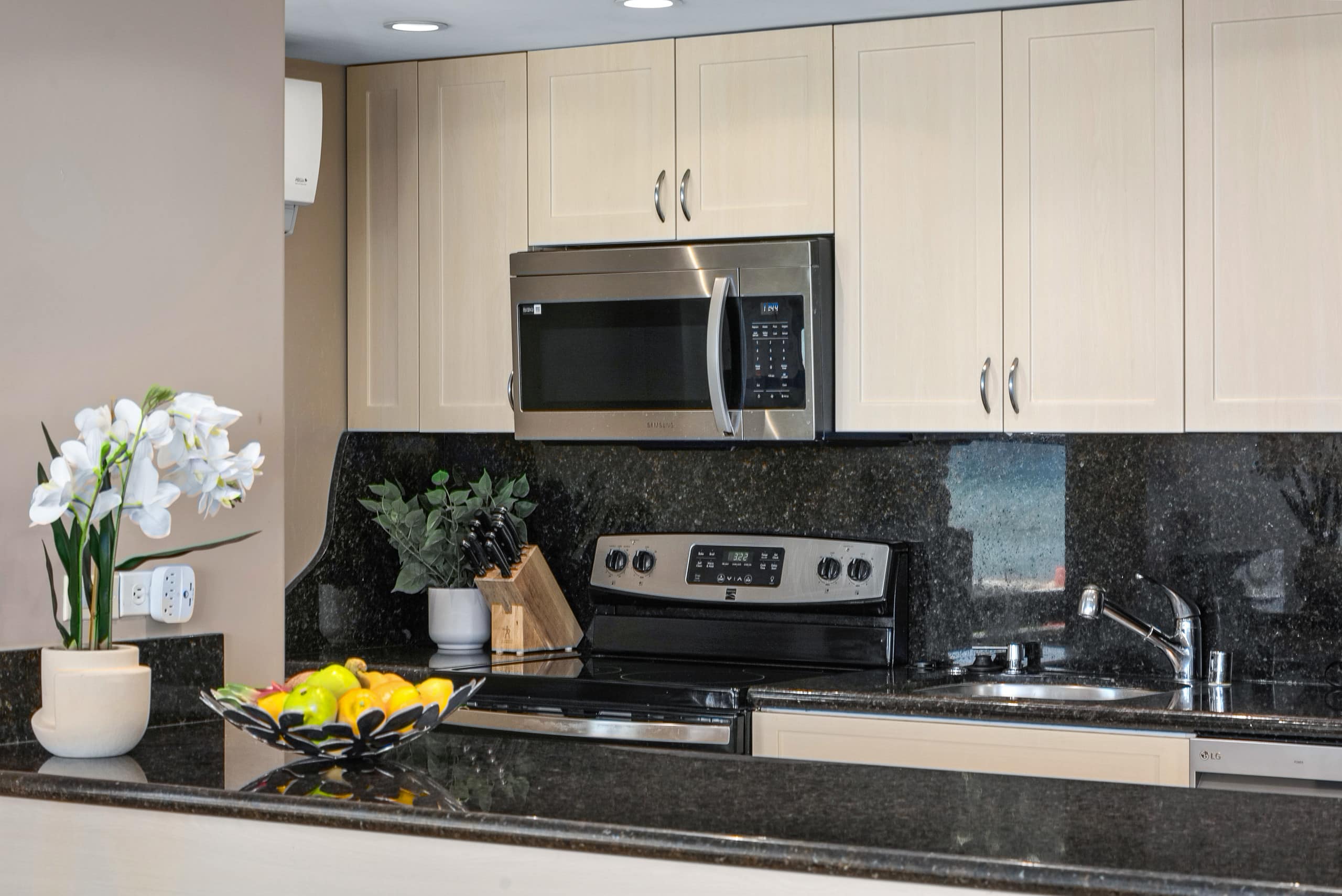 Condo in Lahaina · ★4.84 · 1 bedroom · 2 beds · 1 bath - Image 11