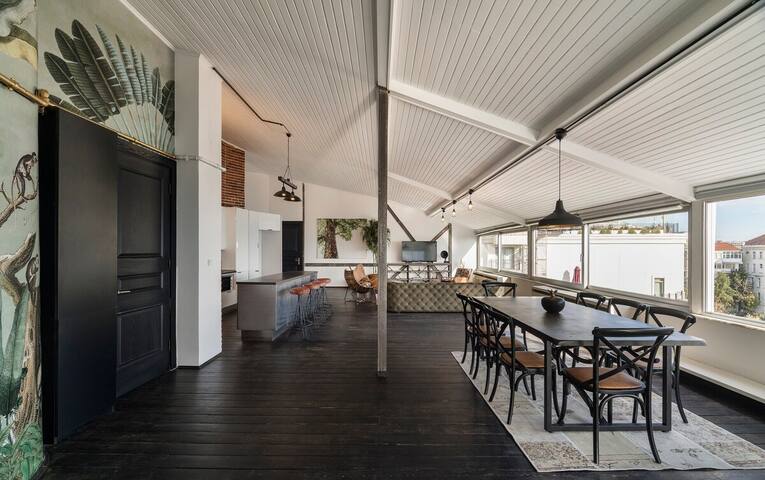 Bright High Ceiling Charming Loft 4 Bed Views! #46 gallery image 3