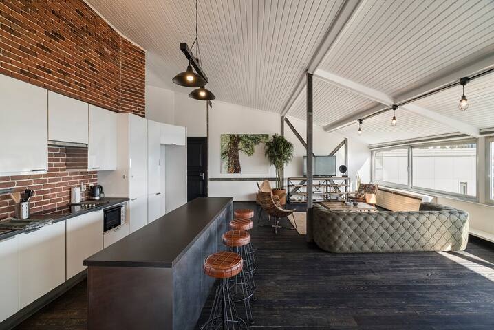 Bright High Ceiling Charming Loft 4 Bed Views! #46 gallery image 2