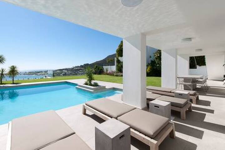 Sandpiper house, Heated Pool, Large Lush Garden