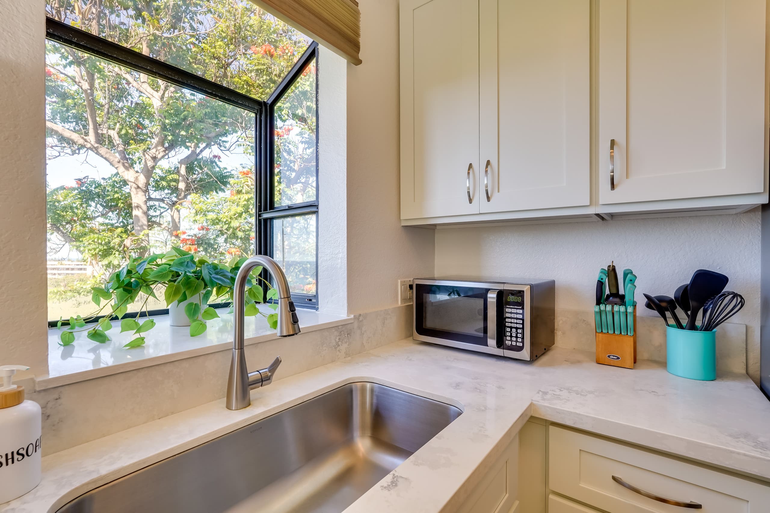 Condo in Kailua-Kona · ★4.64 · 2 bedrooms · 3 beds · 2 shared baths - Image 11