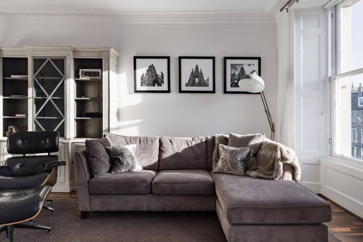 Unique Flat in the Heart of New Town gallery image 2