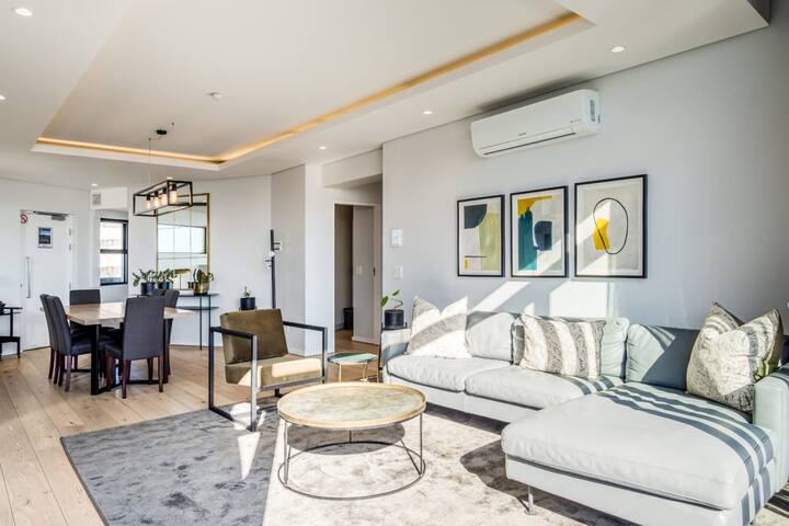 Modern Apartment w Rooftop Deck and Jacuzzi Pentho gallery image 2