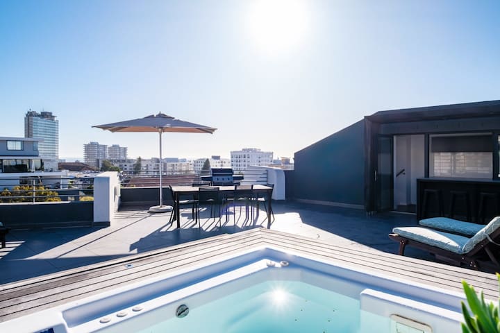 Modern Apartment w Rooftop Deck and Jacuzzi Pentho