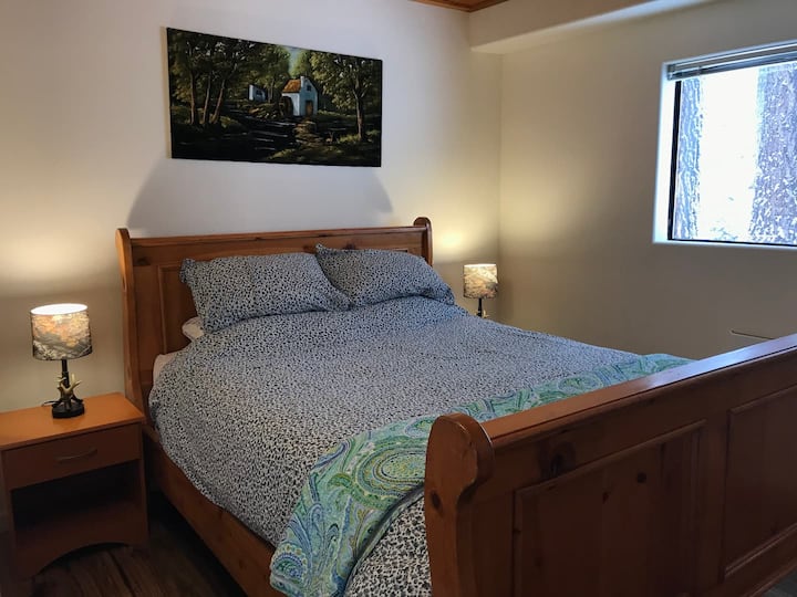 Dormitorio del segundo piso con una cama tamaño queen.