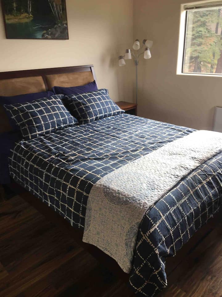 Dormitorio de invitados con vistas al lago y a las montañas en el tercer piso