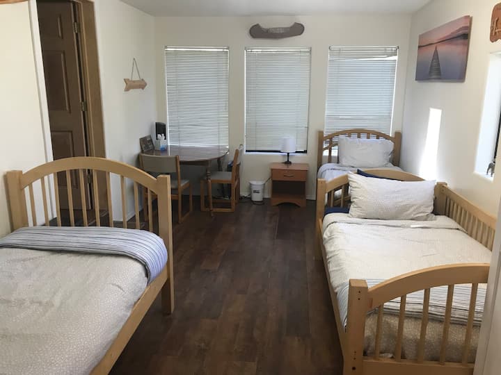 Tres camas individuales en el primer piso. 