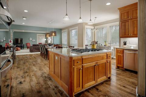 Elite Luxury, Pet Friendly, Hot Tub, Ping Pong