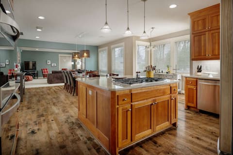Elite Luxury, Pet Friendly, Hot Tub, Ping Pong