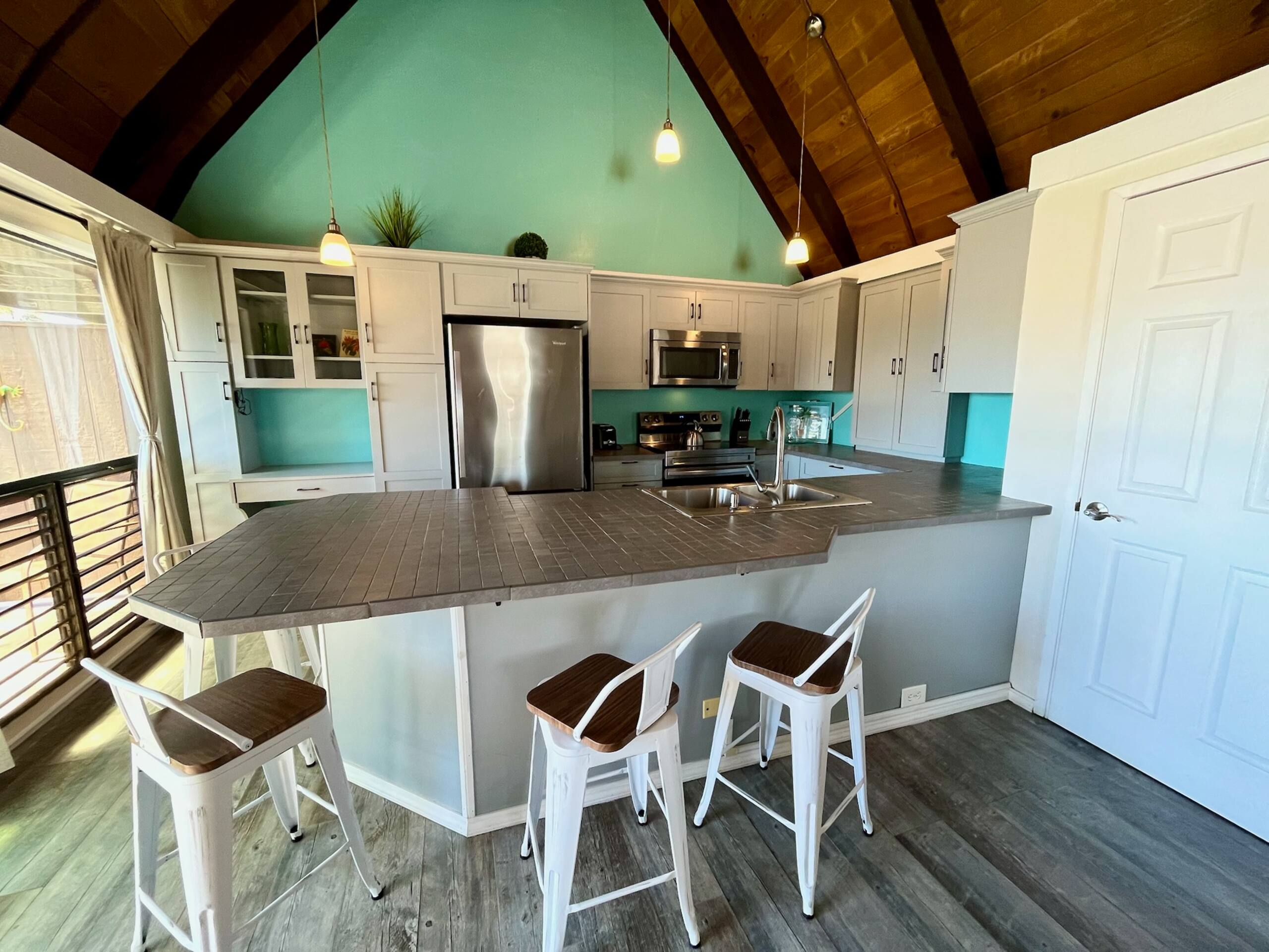 Condo in Pahala · ★4.69 · 1 bedroom · 2 beds · 1 bath - Photo 4