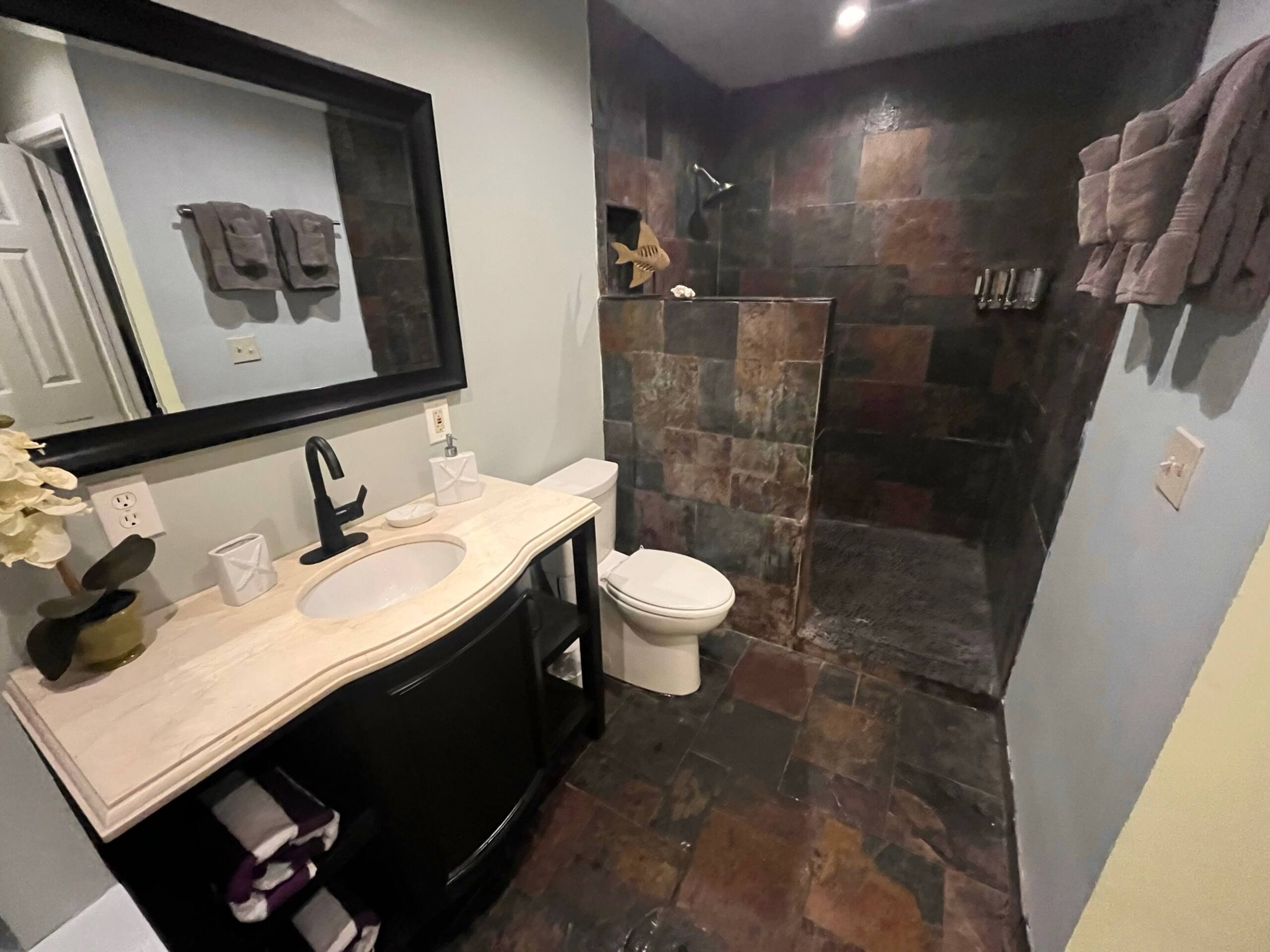 Condo in Pahala · ★4.69 · 1 bedroom · 2 beds · 1 bath - Photo 6
