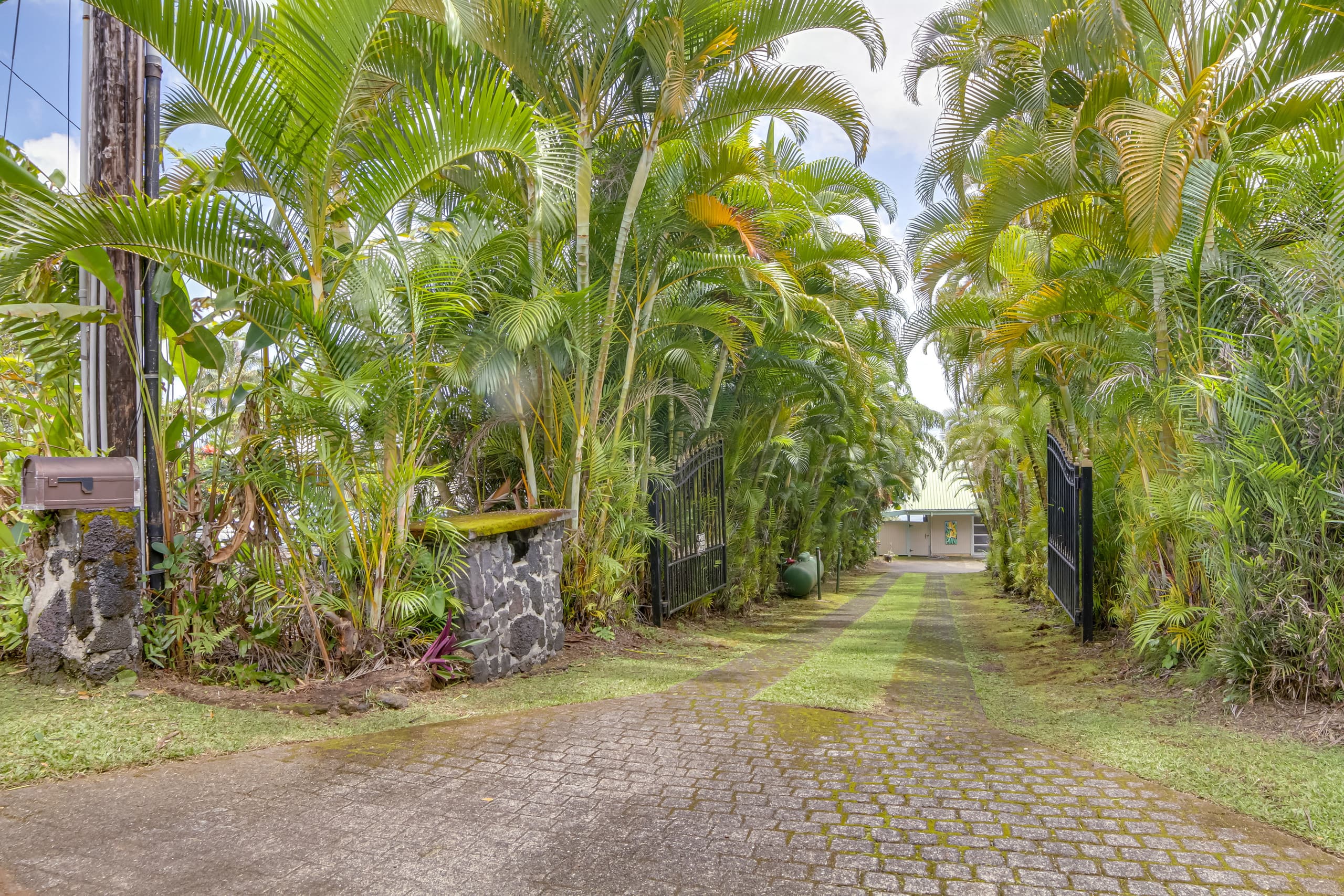 Home in Hilo · ★4.73 · 2 bedrooms · 4 beds · 2 baths - Image 29