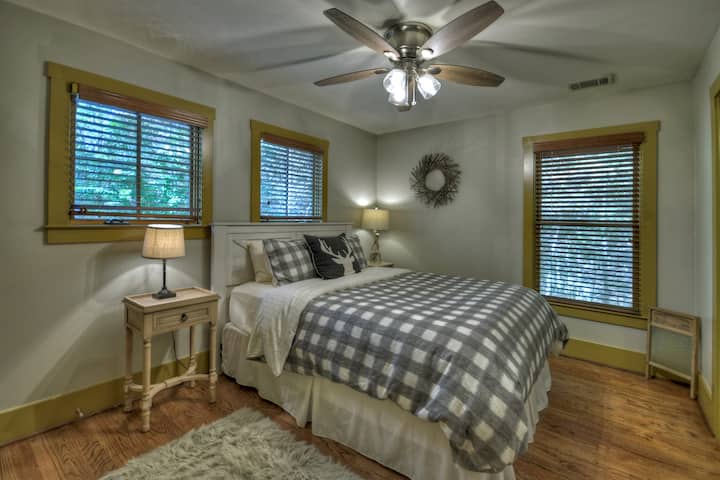 高层标准双人床，配备套房Jack & Jill浴缸。