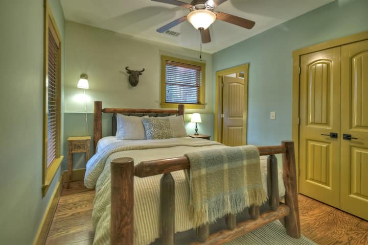 下层3号标准双人床，带套房卫生间。