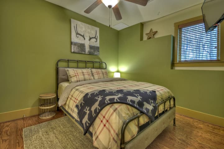 下层标准双人床# 1，带套房卫生间。