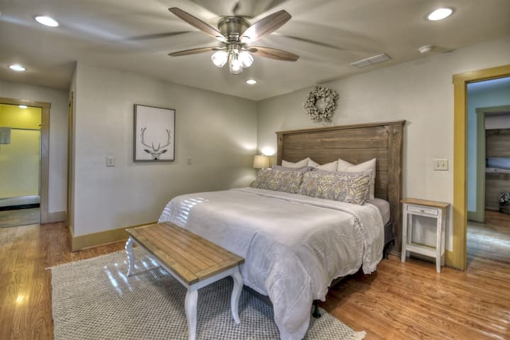 上层加大双人床套房，带私人户外门廊