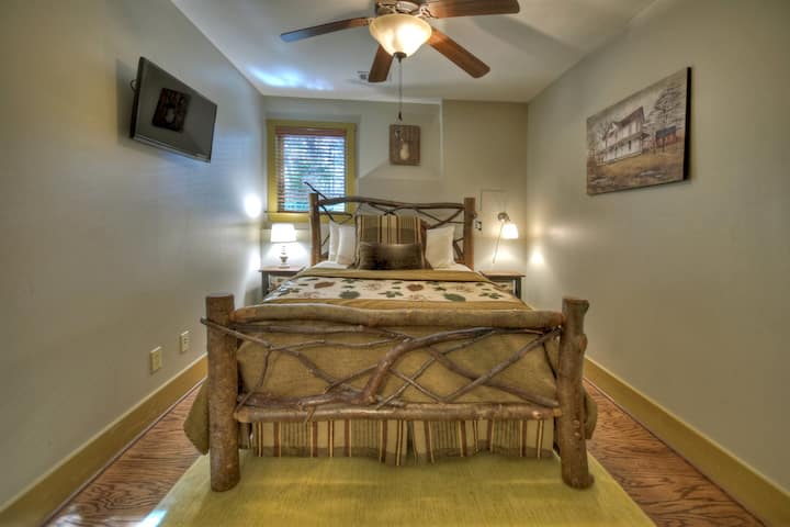 下层标准双人床#2，带套房卫生间。