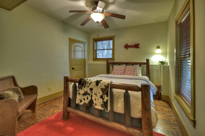 下层标准双人床# 4，带套房卫生间。