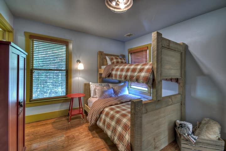 高层双层双层床房，带套房Jack & Jill卫生间