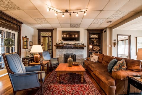 Historical Downtown Geneva Bungalow |Lower Unit