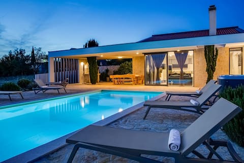Villa T, spacious with heated pool,hot tub & sauna
