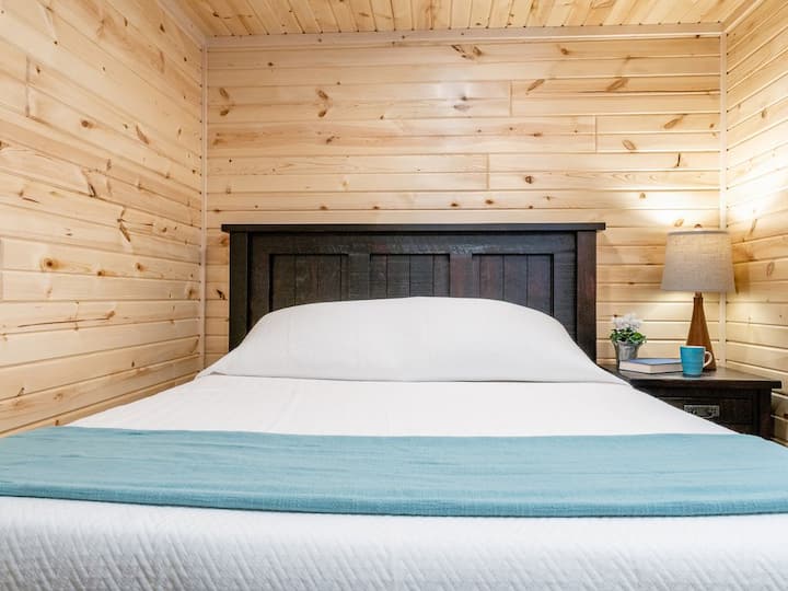 חדר שינה קווין במפלס התחתון, ארון, ליד חדר רחצה ושירותים