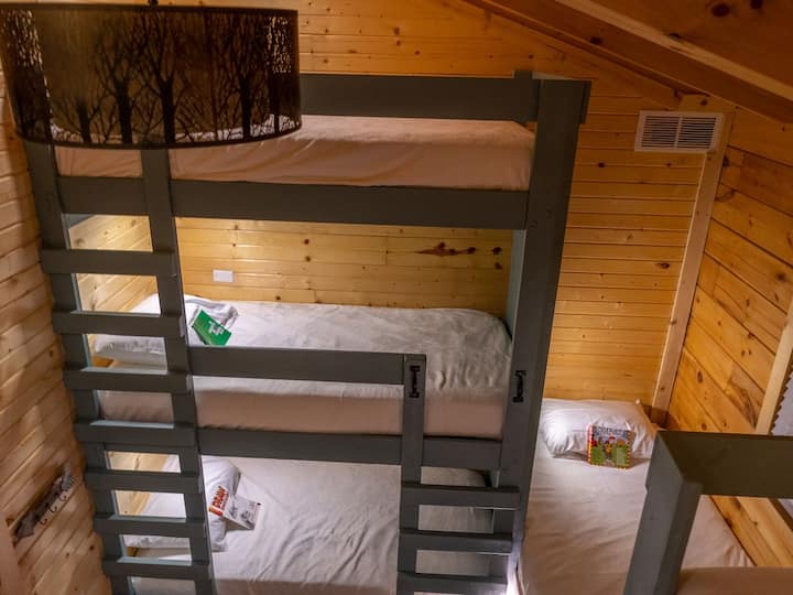 קומה 2 - חדר שינה - מסיבת פיג'מות אולטימטיבית, מקום ל -9 עד 6 מיטות זוגיות ו -3 מיטות זוגיות XL