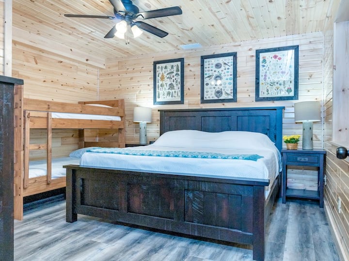 מרתף קינג חדר שינה עם מיטות קומתיים זוגיות, חלון גדול, שידה