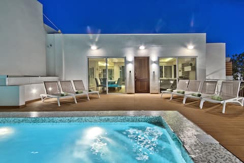 Villa Dea: Indoor heated Pool with Valley Views