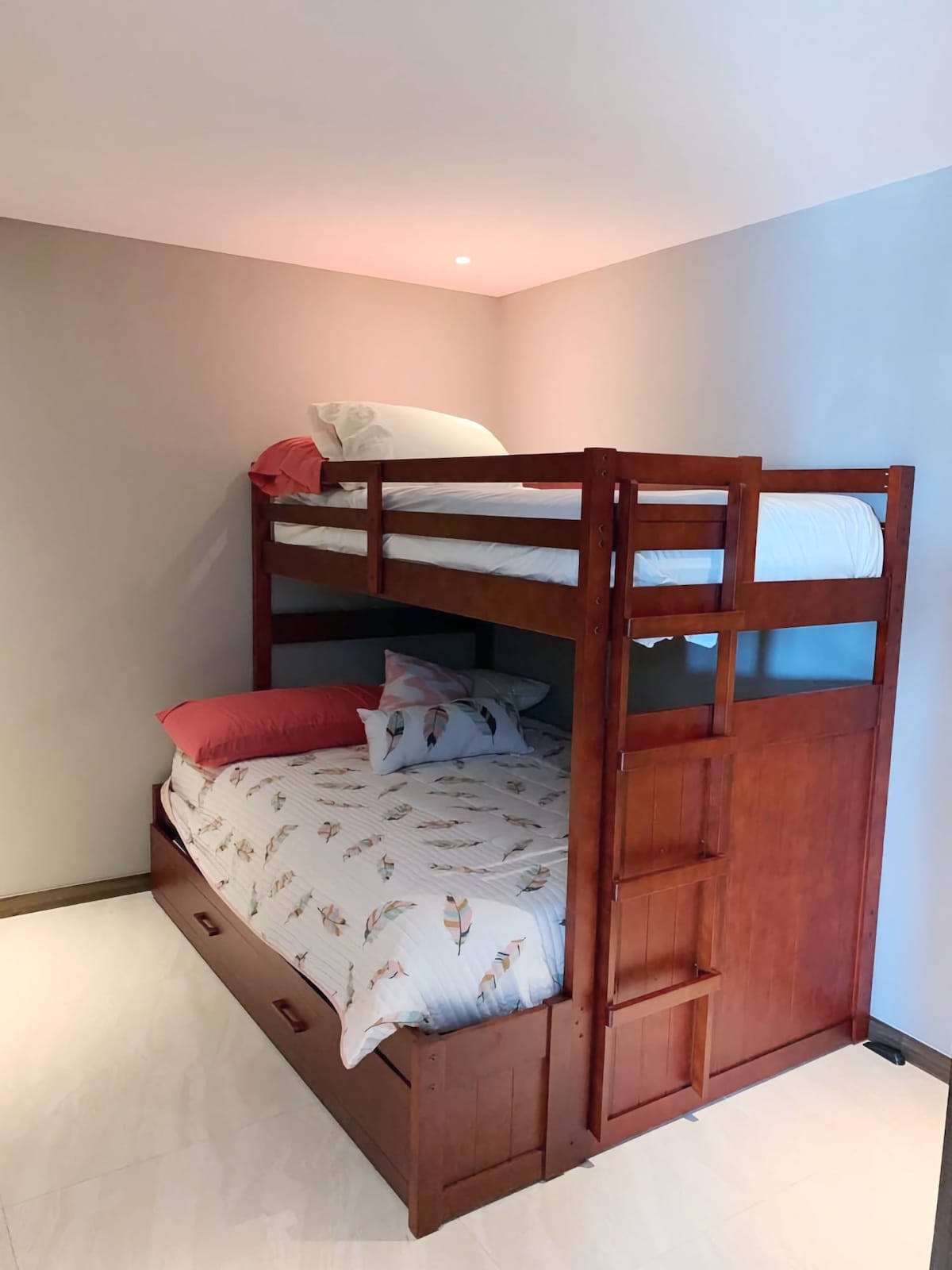 Кревет на спрат: горен единечен, брачен кревет (широк 125 - 149 см), ако е потребно, има дополнителен единечен кревет под двојниот кревет.