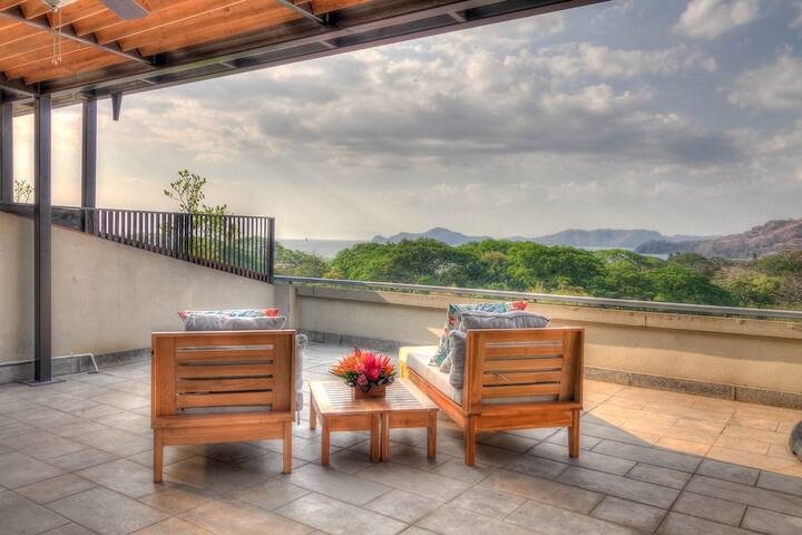 Bright condo w/ ocean views & pool access