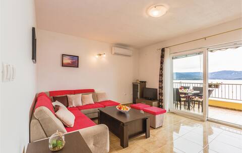 Lovely apartment in Komarna with WiFi