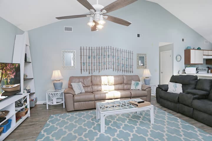 Pool, Beach Access, Pets ~ Boardwalk Beachcomber