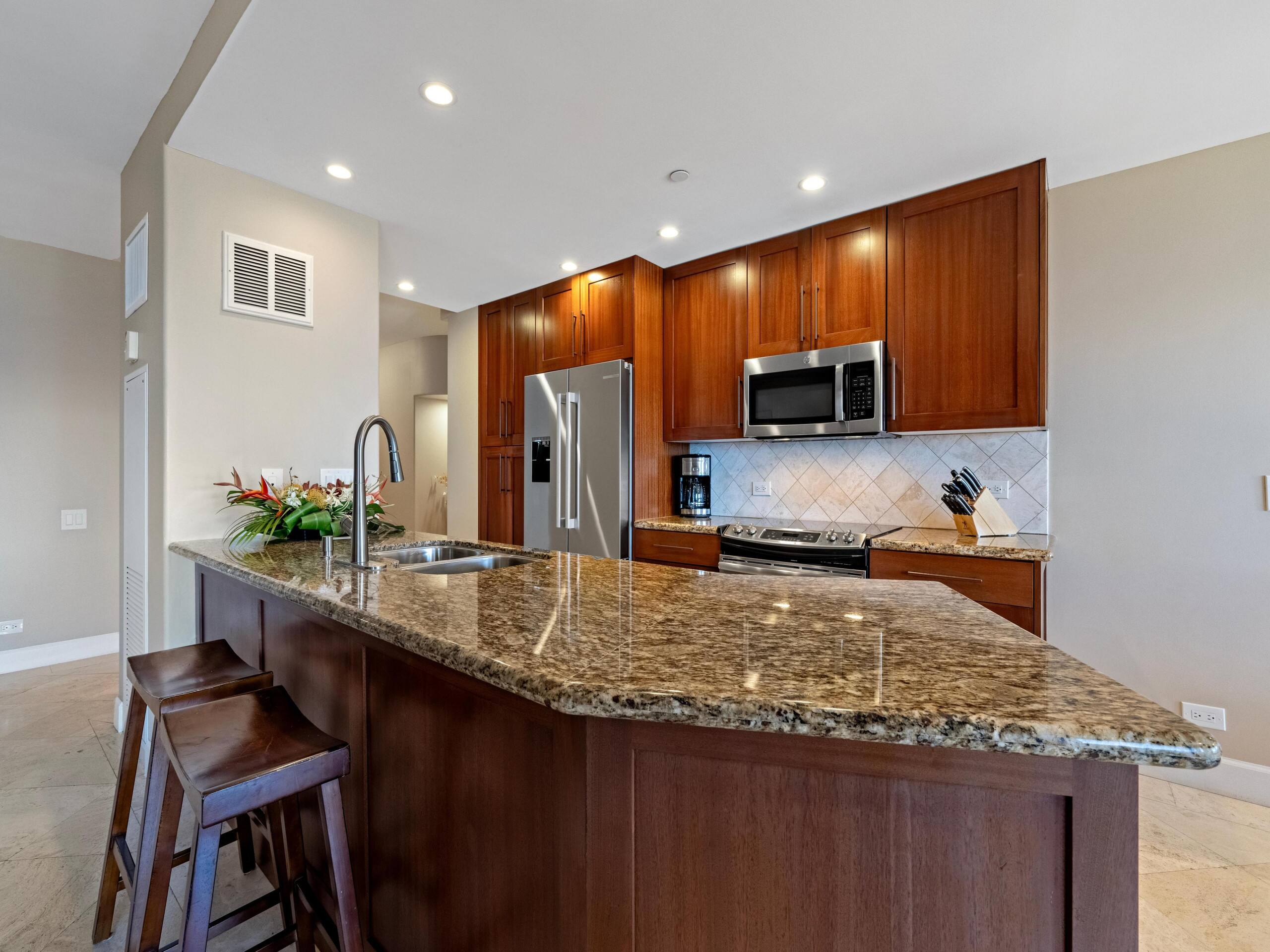 Condo in Kaanapali Beach · ★5.0 · 2 bedrooms · 3 beds · 2 baths - Image 3