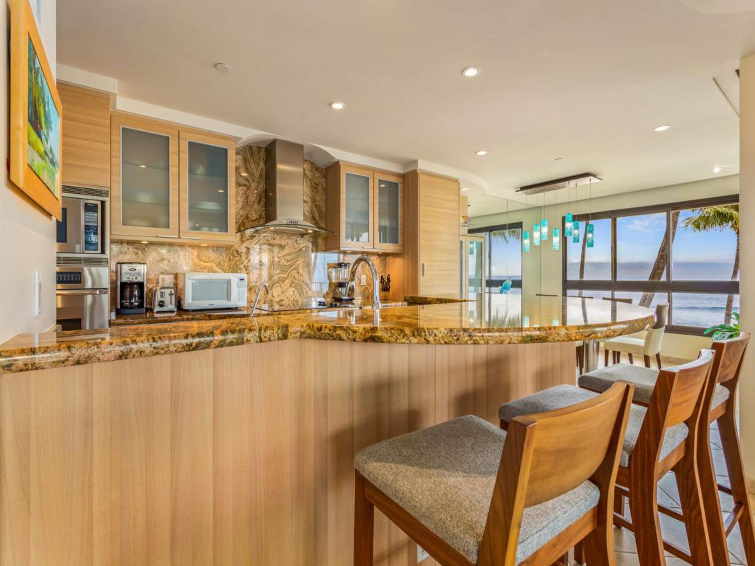 Condo in Kaanapali Beach · ★5.0 · 2 bedrooms · 3 beds · 2 baths - Image 4