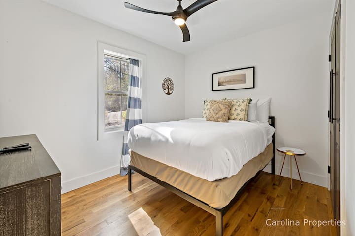 Dormitorio dos con cama tamaño queen.