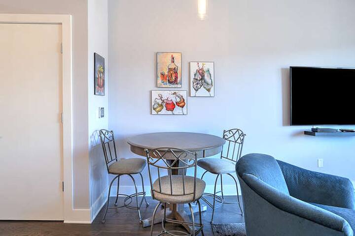 Two Bedroom in Ideal Downtown Location gallery image 5