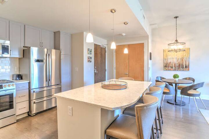 Three Bed Three Bath Central Downtown Condo gallery image 3