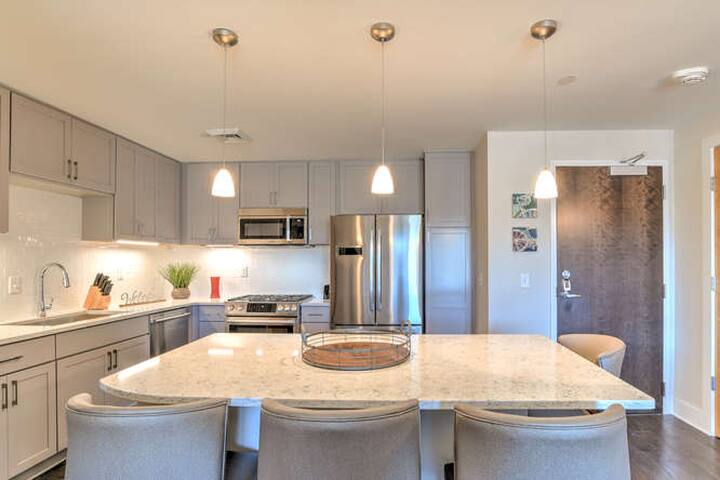 Three Bed Three Bath Central Downtown Condo gallery image 2