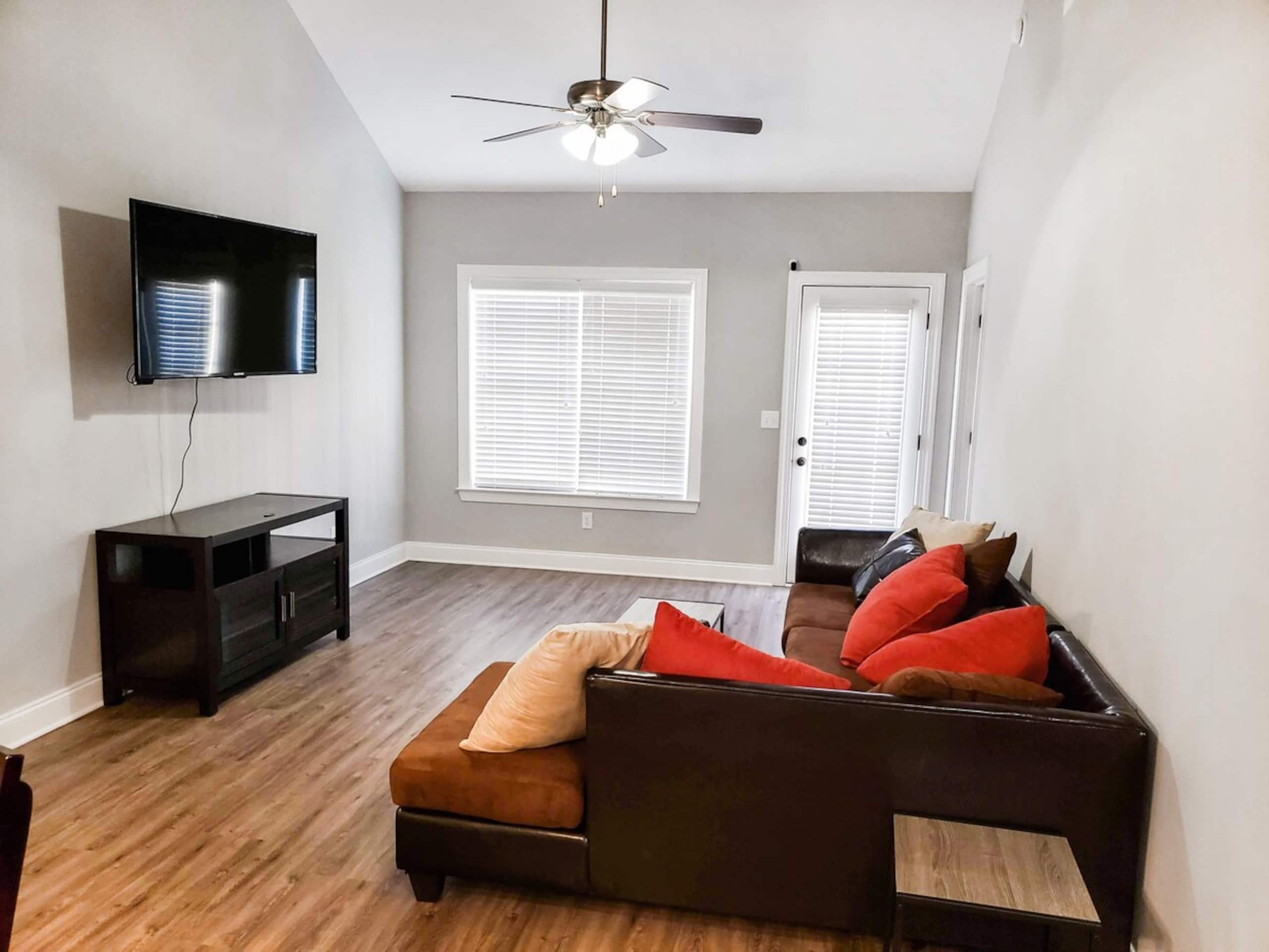 Royal Heights - Quiet, Modern, Chic - Photo 2