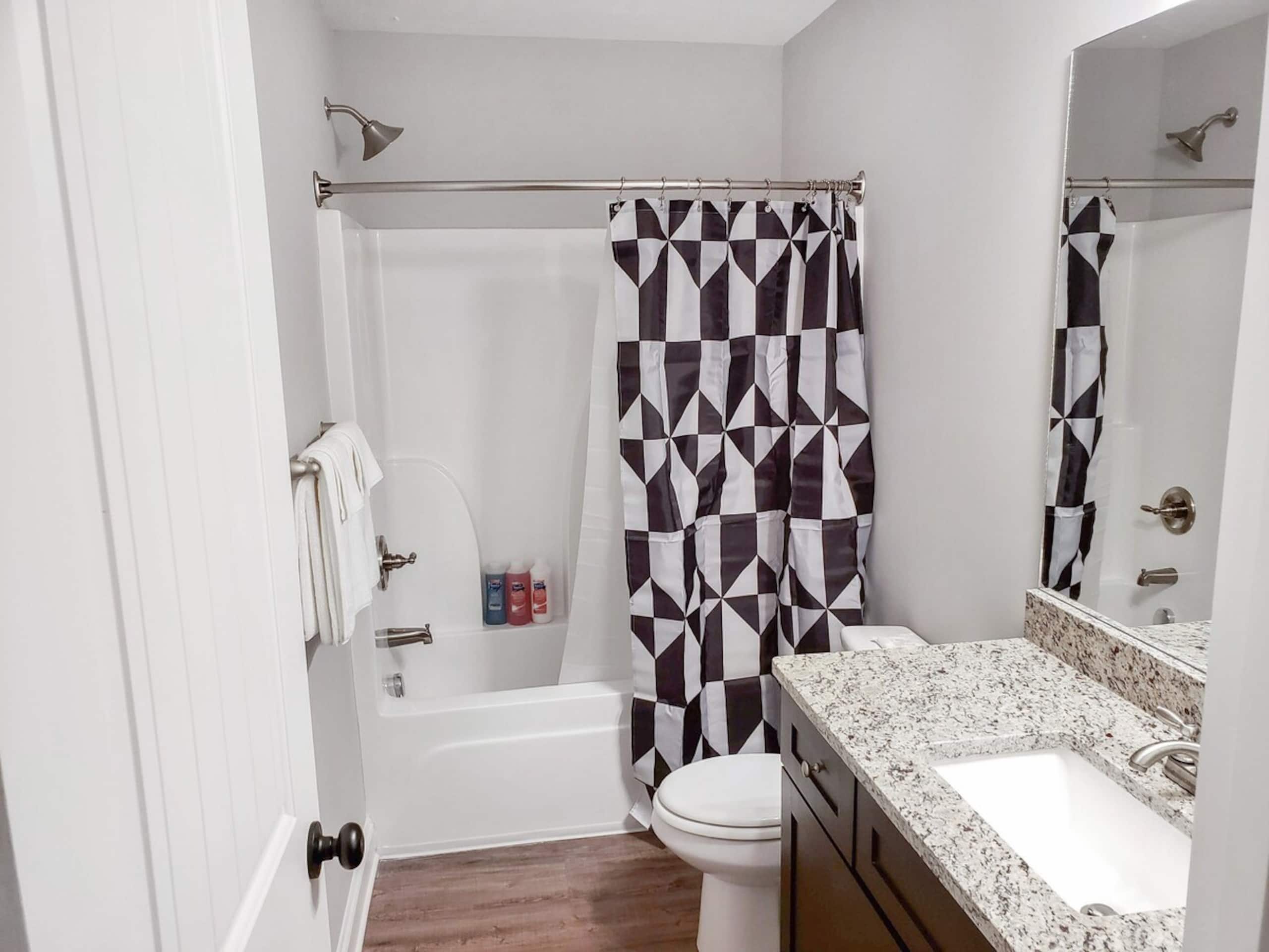 Royal Heights - Quiet, Modern, Chic - Photo 13