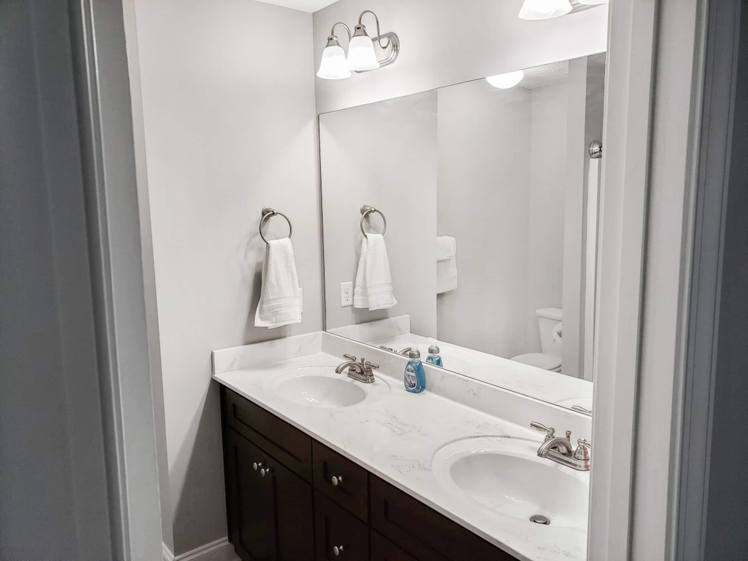 Royal Heights - Quiet, Modern, Chic - Photo 14
